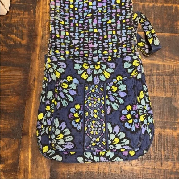 Vera Bradley Crossbody MAILBAG ~ Indigo Pop ~ Pockets ~ Top Flap ~ Ex. Cond. - Picture 4 of 8